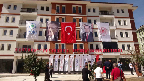 Yozgat’ta yapımı tamamlanan 184 konut ve 9 iş yeri hak sahiplerine teslim edildi