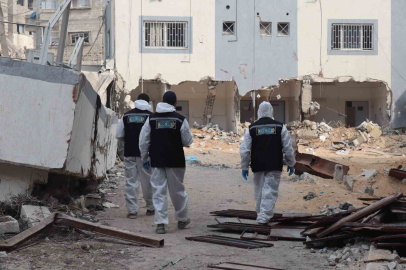 Gazze’de toplu şekilde defnedilen cenazeler kimlik tespiti için mezarlardan çıkarılmaya devam ediyor