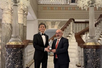 Akif Manaf’a Bir Barış Ödülü Daha: Dünyaca Ünlü Yazar Egeyön Barış Ödülünü Aldı