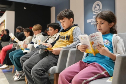 Denizli’de çocuklar “Telefonu Bırak, Kitaba Sarıl” çağrısına kulak veriyor