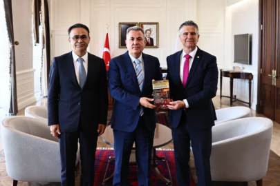 Vali Elban'a İzmir Eğitim Müfettişleri'nden 'Disiplin Soruşturması' kitabı