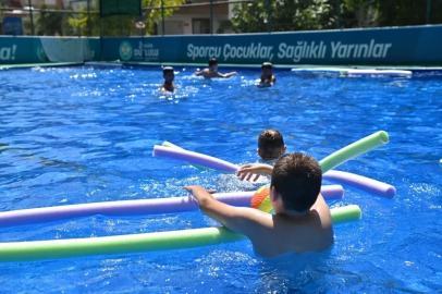 Manisa’da çocuklar hem serinleyecek hem yüzme öğrenecek